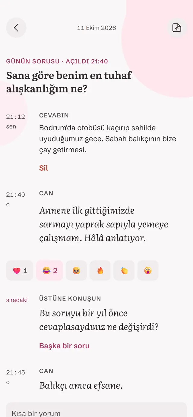 Açılmış cevaplar: iki cevap birlikte görünüyor, altında tepkiler